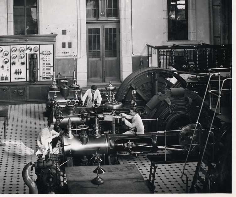 Schwarz-Weiss Foto einer Dampfmaschine um 1900