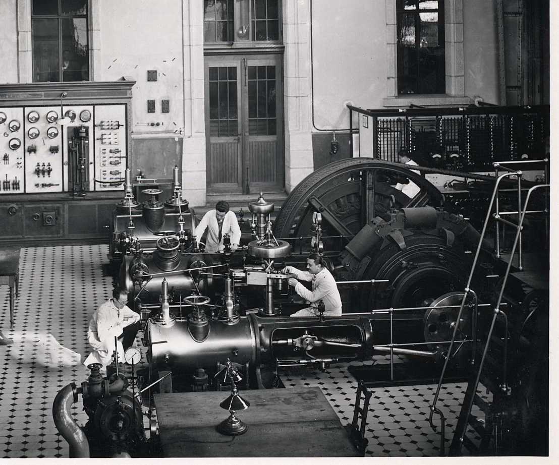 Fotography interior view of the machine laboratory with a steam engine around 1900