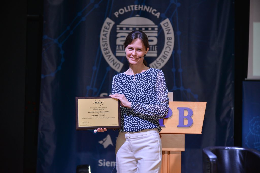 Vergrösserte Ansicht: Professor Melanie Zeilinger mit der Auszeichnung in der Hand