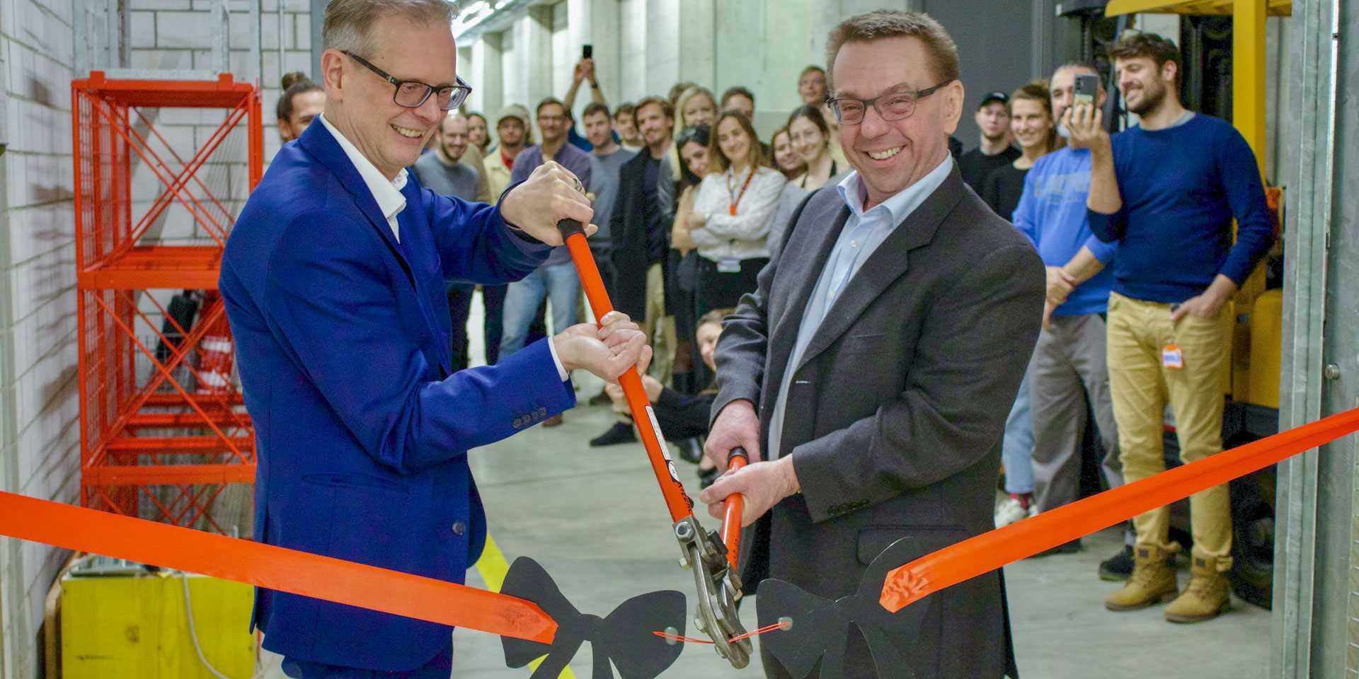 Günther Dissertor and Ulrich Weidmann cut through a loop with large pliers